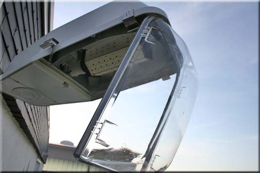 odenwald-werbetechnik-lampenkopf-wechsel-umruestung-auf-LED_lampe-offen